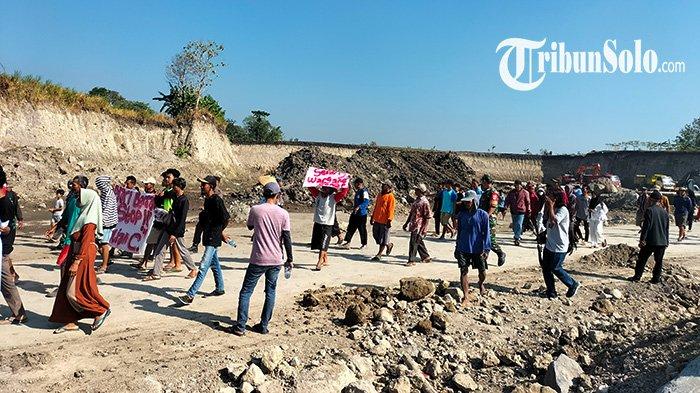 Warga menolak penambangan galian C di Desa Jatisari, Kecamatan Sambi, Boyolali