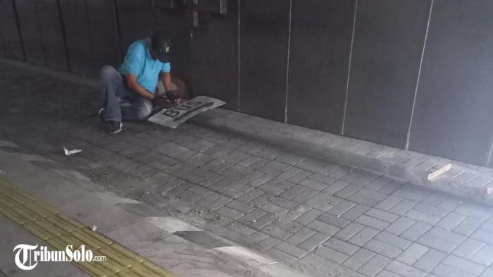 CURI RAMBU : Tangkapan layar CCTV tindak pencurian rambu di sekitar masjid Raya Sheikh Zayed Solo, Rabu (12/2/2025) dini hari. Sejumlah rambu penunjuk lalu lintas di sekitar Masjid Raya Sheikh Zayed Solo digondol orang tak dikenal
