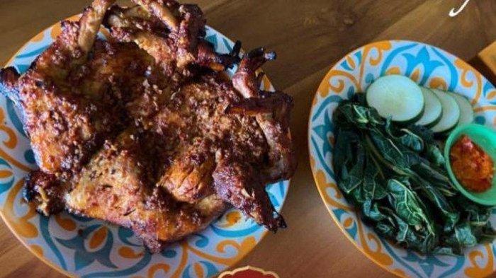 KULINER KHAS KLATEN - Tangkapan layar unggahan Instagram @mbahdinem_official yang diunggah pada 26 Oktober 2024 dan dicaptur pada Selasa (4/1/2025) - Ayam panggang Mbah Dinem salah satu ayam panggang khas Klaten yang wajib dicoba. (Instagram @mbahdinem_official)
