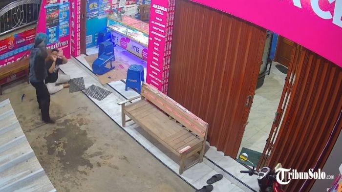 AKSI PERAMPOKAN : Tangkapan layar video detik-detik korban dan pelaku aksi percobaan perampokan terekam kamera CCTV. Sebuah konter handphone di Desa Kayen, Kecamatan/Kabupaten Sukoharjo, menjadi sasaran pelaku pada Kamis (14/3/2025) malam.