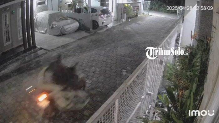 MALING SEPEDA TEREKAM - Tangkapan rekaman CCTV pencurian sepeda di Cluster Gedongan 3, tepatnya wilayah Desa Gedongan, Kecamatan Colomadu, Kabupaten Karanganyar, Senin (28/4/2025) dini hari. Sepeda onthel Polygon Siera Keranjang milik warga digondol maling dengan dinaikkan ke atas motor.