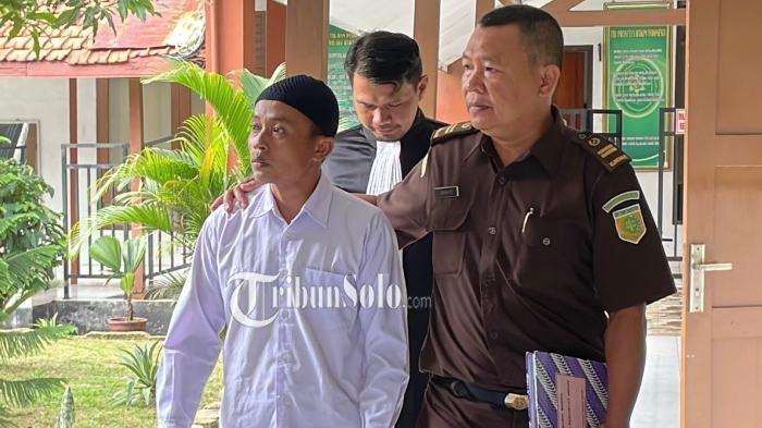 KELUAR RUANG SIDANG: Sidang putusan, Adi Suwanto (35) terdakwa kasus percobaan pembunuhan kepada adik iparnya di pengadilan negeri (PN) Sukoharjo pada Senin (30/6/2025) pukul 13.15 WIB. Dia divonis 6 tahun penjara.
