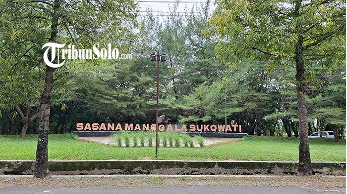 LEBARAN DI SRAGEN. Gedung Sasana Manggala Sukowati, jadi salah satu lokasi parkir gelaran salat idul fitri di Kantor Terpadu Pemda Sragen. Bupati Sragen, Sigit Pamungkas mengatakan para jamaah bisa memarkirkan mobil di Gedung Sasana Manggala Sukowati (SMS) yang lokasinya tepat di selatan Kantor Terpadu Pemda Sragen.