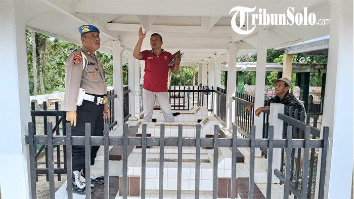 JARIK DI MAKAM. Polisi memeriksa plafon cungkup makam di Dukuh Trayon RT 01 RW 02, Desa Kebonan, Kecamatan Karanggede, (Tribun Solo / Istimewa)