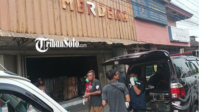 TEMUAN JASAD PRIA - Warga Tegalrejo, Kecamatan Kartasura, Kabupaten Sukoharjo, digegerkan dengan penemuan jasad seorang pria yang ditemukan meninggal dunia dalam kondisi membusuk di dalam rumahnya pada Jumat (2/5/2025). Korban diketahui berinisial RS (76), pemilik toko pakaian Merdeka yang cukup dikenal oleh warga sekitar.