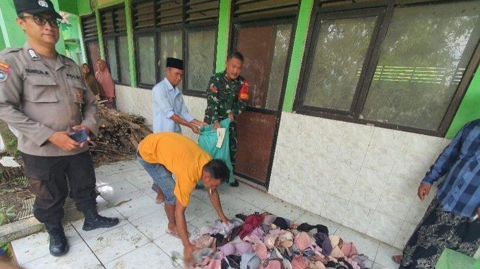 MISTERI RATUSAN KUTANG. Babinkamtibmas dan Babinsa bersama sejumlah warga mengamankan temuan ratusan kutang wanita dengan berbagai macam warna dan ukuran di bangunan SD Negeri Krangkong, Kecamatan Kepohbaru, Kabupaten Bojonegoro, Minggu (18/5/2025). (KOMPAS.COM/DOK. POLSEK)