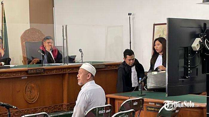SIDANG PERDANA - Terdakwa kasus pemalsuan dokumen pendidikan tinggi, Zaenal Mustofa, menjalani sidang perdana di Pengadilan Negeri (PN) Sukoharjo, Rabu (16/7/2025). Ruang sidang tampak penuh oleh para pengunjung dan pihak terkait, termasuk rombongan penasihat hukum terdakwa yang berjumlah hingga 40 orang.