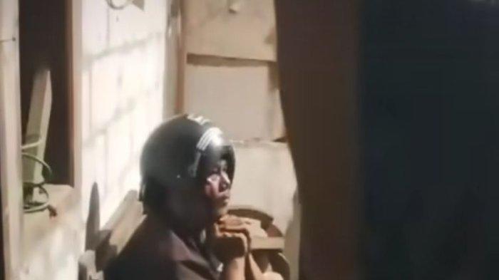 Terduga pelaku pencabulan anak tiri di Demak terlihat ketakutan saat dikepung warga.
