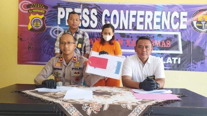 Tersangka RUM saat dihadirkan di hadapan awak media di Mapolsek Mlati, Sleman