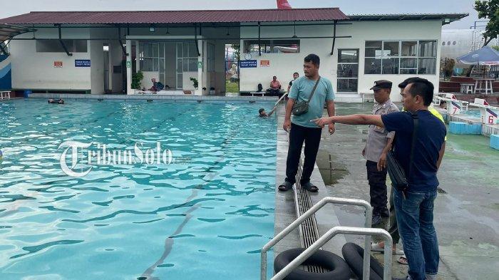 CEK TKP. Polisi melakukan olah TKP kejadian pengunjung Objek wisata Edupark Intanpari tenggelam di kolam renang, Senin (12/5/2025). Seorang bocah ditemukan meninggal saat berenang.