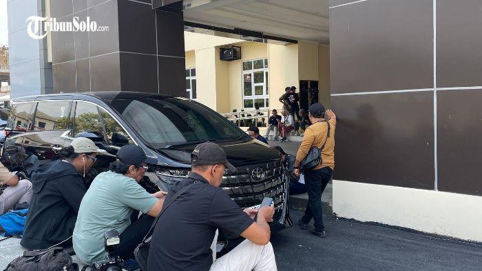 MOBIL JOKOWI - Mobil Toyota Alphard berwarna hitam yang ditumpangi Presiden ke-7 RI, Joko Widodo (Jokowi), terparkir mencolok di depan lobi utama Mapolresta Solo pada Rabu (23/7/2025) pagi. Tidak ada penjagaan ketat dari petugas kepolisian di sekitar area parkir tersebut.