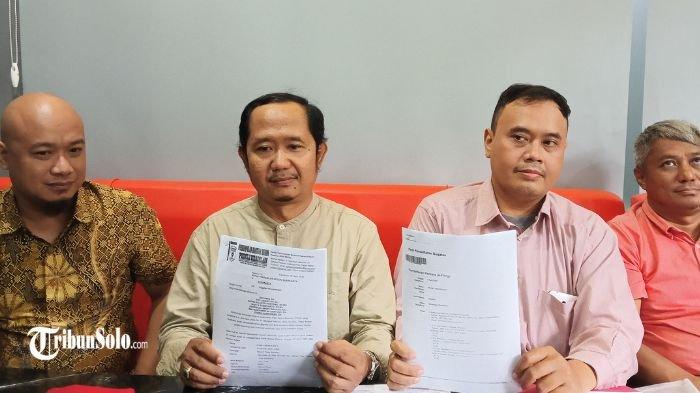 GUGAT JOKOWI : Tim kuasa hukum Aufaa Luqman Re A (19) warga Ngoresan, penggugat Jokowi, Maruf Amin dan PT Solo Manufaktur Kreasi atas gugatan wanprestasi. Gugatan ke PN Solo dilayangkan lantaran merasa dibohongi atas tawaran pembelian mobil Esemka.