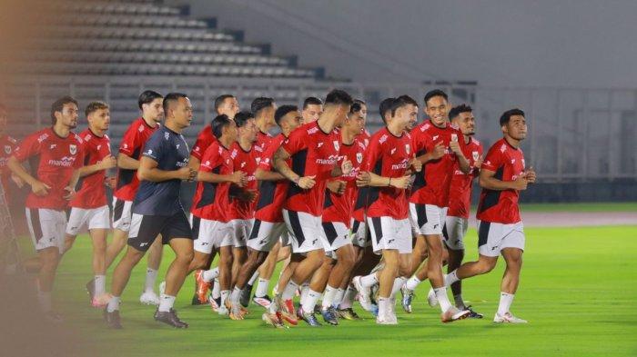 TIMNAS LATIHAN. Para pemain Timnas Indonesia, Rizki Ridho dan Ivar Jenner (tengah), berlatih bersama di sesi open training di Stadion Madya, Senayan, pada Senin (2/6/2025) jelang laga Kualifikasi Piala Dunia 2026 Zona Asia kontra Cina.(KOMPAS.com/Firzie A. Idris)