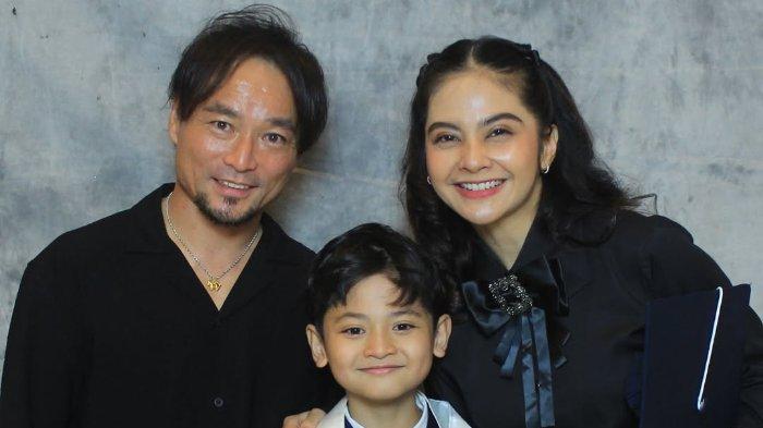 KELULUSAN ANAK ARTIS - Tiwi T2 bersama mantan suaminya, Shogo Sakuramoto menghadiri momen kelulusan putra semata wayang mereka, Reo.