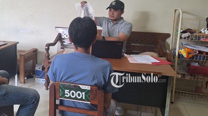 DIPERIKSA. Seorang pria asal Kota Solo berinisial KTP alias Togog (42) harus berurusan dengan pihak kepolisian setelah tertangkap basah membawa narkotika jenis sabu. Dia seorang residivis yang pernah dipenjara 6 tahun.