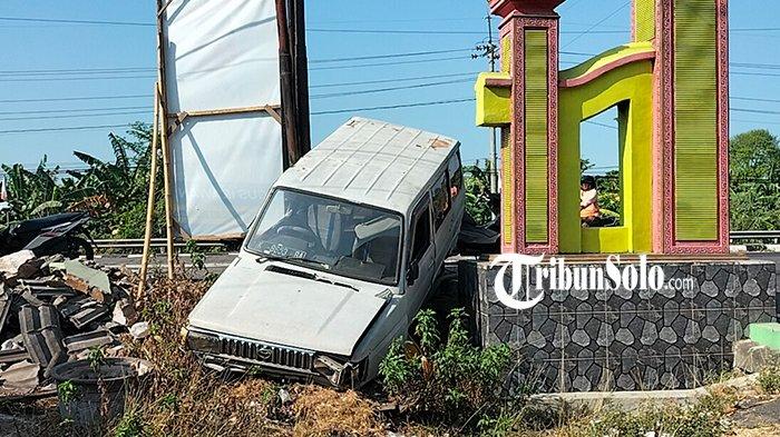 Toyota Kijang Nyungsep dan terjepit antara tiang kabel Internet dan gapura Dukuh Gatak, Desa/Kecamatan Banyudono, Selasa (3/8/2024)