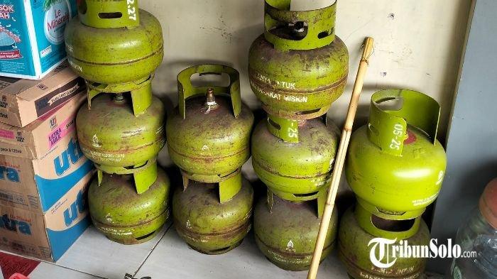PENGECER PASRAH : Tumpukan tabung gas elpiji bersubsidi 3 kilogram di warung milik Ahmad Basuni (20), di Desa Ngijo, Kecamatan Tasikmadu, Kabupaten Karanganyar, Senin (3/2/2025). Pedagang gas elpiji 3 kilogram hanya bisa pasrah dengan aturan penjualan di pangkalan.