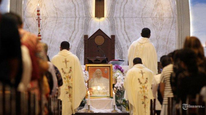 MISA REQUIEM - Umat Katolik bersiap mengikuti Misa Requiem, Jumat (25/4/2025). TRIBUN MEDAN/DANIL SIREGAR. Konklaf Digelar 7 Mei 2025 Hadirkan 133 Kardinal, Ada 3 yang Absen
