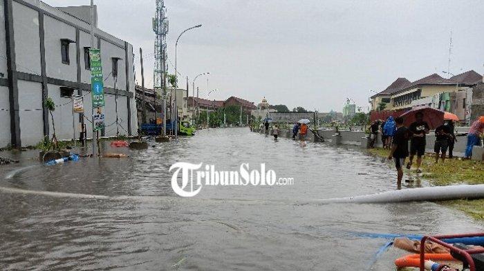 UNDERPASS JOGLO TERGENANG AIR - Underpass Joglo tergenang air setinggi 40 centimeter (cm) hingga tak bisa dilewati kendaraan, Kamis (3/4/2025) sore.