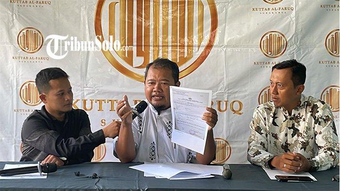 BERI PENJELASAN. Potrait Klarifikasi lembaga pendidikan Kuttab Al Faruq Sukoharjo kepada awak media, Senin (28/4/2025). Lembaga pendidikan Kuttab Al Faruq di Kabupaten Sukoharjo menjadi sorotan tajam setelah salah satu oknum guru yang juga menjabat sebagai kepala sekolah di tempat tersebut terjerat kasus dugaan pelecehan seksual terhadap anak di bawah umur.