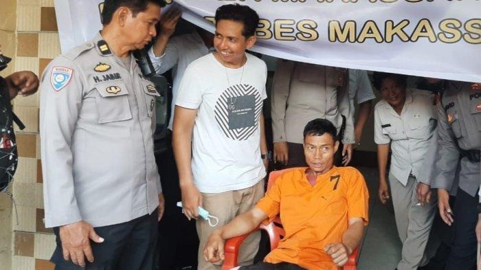 Wajah pelaku pembunuhan dan penganiayaan di Jl Muh Yamin, Kecamatan Makassar, Kota Makassar setelah berhasil diringkus tim kepolisian di Polsek Makassar, Jl Kerung-Kerung, Senin (20/11/23).