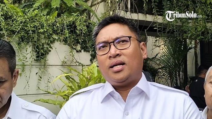 TEMUI JOKOWI - Wakil Menteri Pertanian Sudaryono bertamu ke kediaman Jokowi di Sumber, Banjarsari, Solo, Minggu (20/4/2025). Isu matahari kembar berhembus setelah sejumlah menteri-menteri di pemerintahan Presiden Prabowo Subianto mendatangi Mantan Presiden Jokowi di momen syawalan. Wakil Menteri Pertanian Sudaryono menganggap pihak yang menghembuskan isu ini berlebihan.