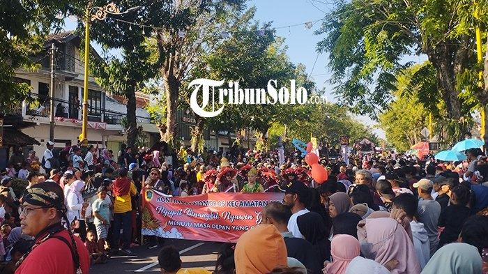 Warga melihat karnaval budaya memperingati HUT RI ke-79 di Jalan Pemuda, Kabupaten Klaten.