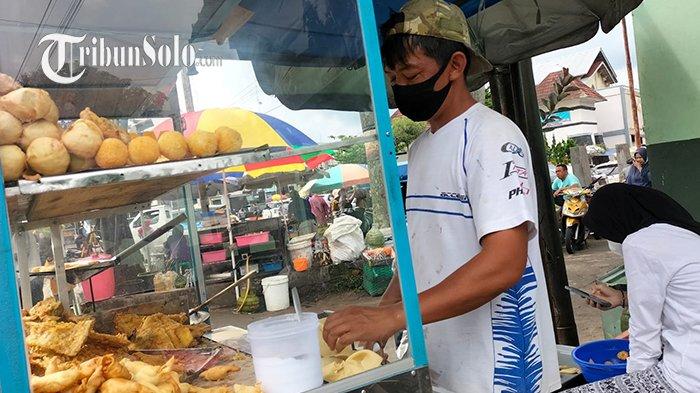 Warsidi, penjual molen dan gorengan di Kawasan Pasar Tawangmangu, Kabupaten Karanganyar, saat ditemui Sabtu (26/2/2022).