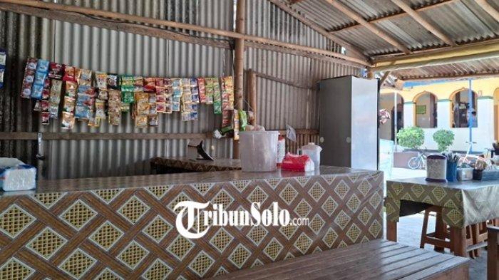 Warung prasmanan di depan objek wisata religi Makam Butuh di Desa Gedongan, Kecamatan Plupuh, Kabupaten Sragen