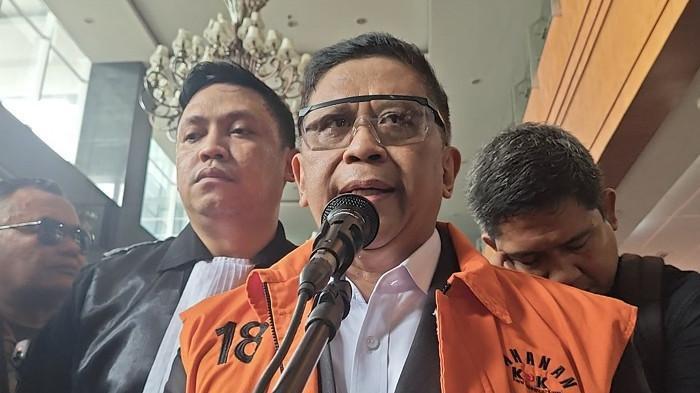 SIDANG VONIS HASTO - Wawancara terdakwa dugaan suap dan perintangan penyidikan Sekjen PDIP Hasto Kristiyanto jelang sidang putusan di PN Tipikor Jakarta, Jumat (25/7/2025). Majelis hakim Pengadilan Tindak Pidana Korupsi (Tipikor) Jakarta menyatakan Sekretaris Jenderal PDI Perjuangan, Hasto Kristiyanto, terbukti secara sah dan meyakinkan menyediakan dana sebesar Rp400 juta yang ditujukan untuk menyuap mantan Komisioner Komisi Pemilihan Umum (KPU) Wahyu Setiawan.