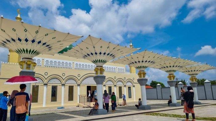 REPLIKA MASJID NABAWI - Wisatawan menikmati suasana replika Masjid Nabawi di Kompleks Wisata Edukasi Religi Boyolali, Senin (1/1/2024).