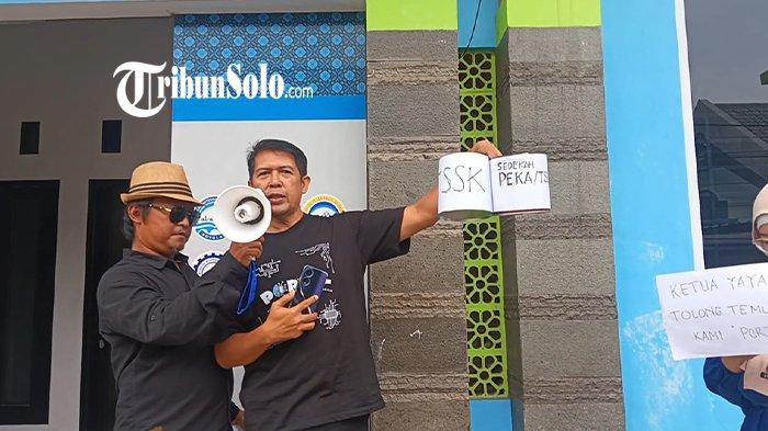 YAYASAN AL ABIDIN SOLO DIPROTES. Ketua Persatuan Orang Tua Murid Al Abidin (PORTAL) Iman Budi Santoso saat tengah melancarkan aksi protes kepada Yayasan Al Abidin Solo, Jumat (31/1/2025). Mereka menuntut adanya transparansi dari pihak sekolah dan menggelar aksi di depan yayasan.