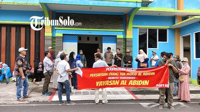 YAYASAN AL ABIDIN SOLO DIPROTES. Puluhan orang tua anak yang bersekolah dari TK hingga SMA di Yayasan Al Abidin Solo mendatangi yayasan dan membentangkan spanduk serta poster bernada protes, Jumat (31/1/2025). Mereka menuntut adanya transparansi dari pihak sekolah.