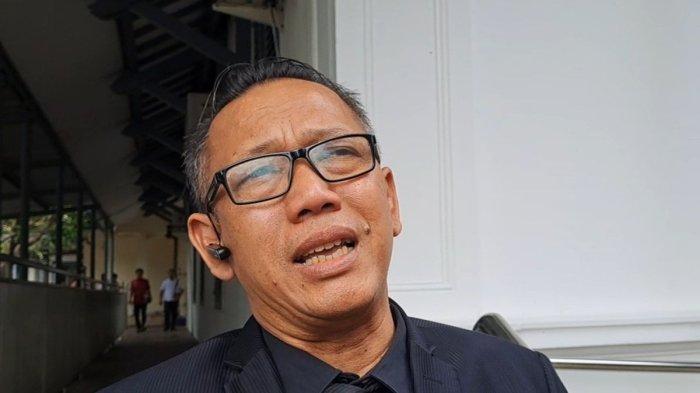 DITANGKAP - Pengacara Zaenal Mustofa saat ditemui di PN Solo, Kamis (24/4/2025) lalu. Ia resmi ditahan oleh Polres Sukoharjo atas dugaan kasus pemalsuan dokumen identitas pendidikan.
