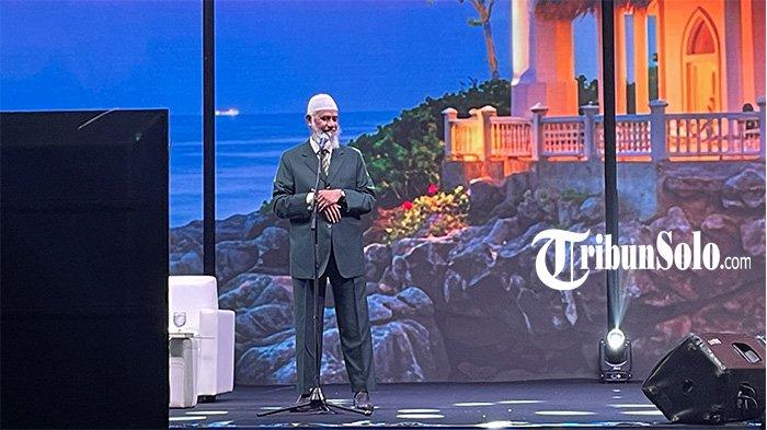 MENYAMPAIKAN CERAMAH. Dai internasional asal India, Dr. Zakir Naik, menyampaikan ceramah keislaman di hadapan ribuan jamaah di Edutorium K.H. Ahmad Dahlan Universitas Muhammadiyah Surakarta (UMS), Selasa (8/7/2025).