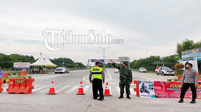 EXIT TOL KLODRAN - Petugas memasang barikade dan berjaga di exit tol Klodran yang berada di Kecamatan Colomadu, Kabupaten Karanganyar, beberapa waktu lalu.
