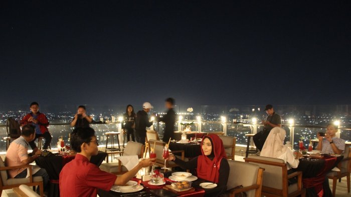 Agra Rooftop Lounge yang terletak di lantai 29 Alila Solo Hotel menawarkan makan malam dengan keindahan kota di malam hari.