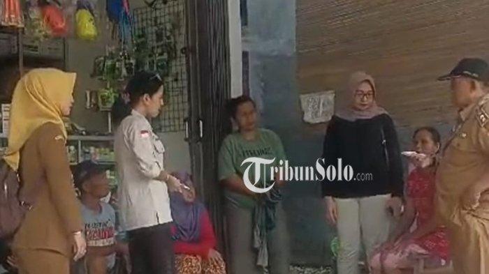 CEK LAPAPANGAN. Tim gabungan dari Pemkab Wonogiri saat mengecek di kediaman keluarga Boston di Desa Gedong Kecamatan Ngadirojo Selasa (9/4/2025). Mereka bergerak menelusuri kisah viral anak cari ibunya.