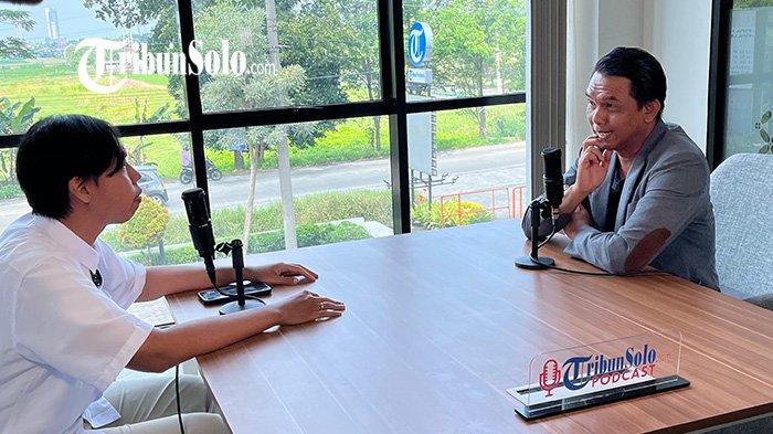 KONGRES PSI DI SOLO - Ketua DPW PSI Jateng Antonius Yogo Prabowo (kanan) saat podcast bersama TribunSolo, Senin (2/6/2025). Yogo mengungkap lokasi venue yang bakal digunakan PSI dalam Kongres Nasional pertama di Kota Solo pada Juli 2025 mendatang.