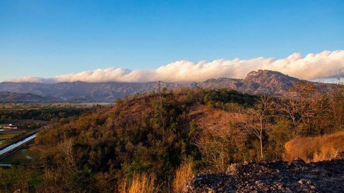 WISATA SUKOHARJO - Pemandangan dari Gunung Pegat Sukoharjo berupa barisan perbukitan di sisi selatan pada 2020 lalu. Begini asal usul nama Gunung Pegat dan mitosnya yang terkenal. (KOMPAS.com/ANGGARA WIKAN PRASETYA)