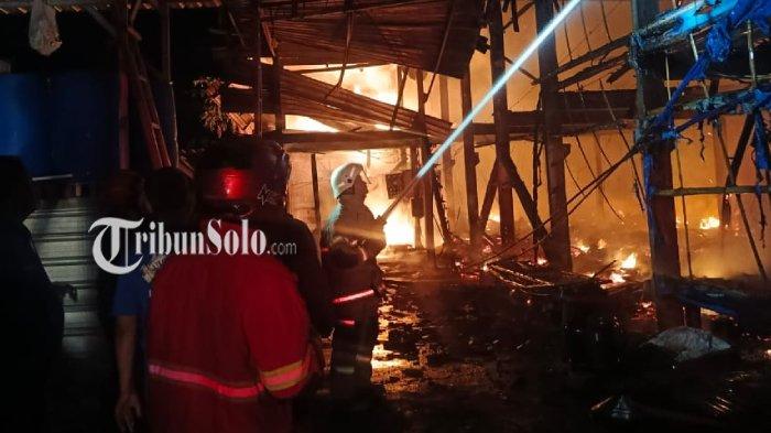 MERAH MENYALA - Petugas Damkar, Satpol PP Kabupaten Karanganyar memadamkan api yang membakar kandang ayam di Dusun Watu Gede, Desa Ngemplak, Kecamatan Karangpandan, Jum'at (9/5/2025). Ribuan ekor ayam mati.