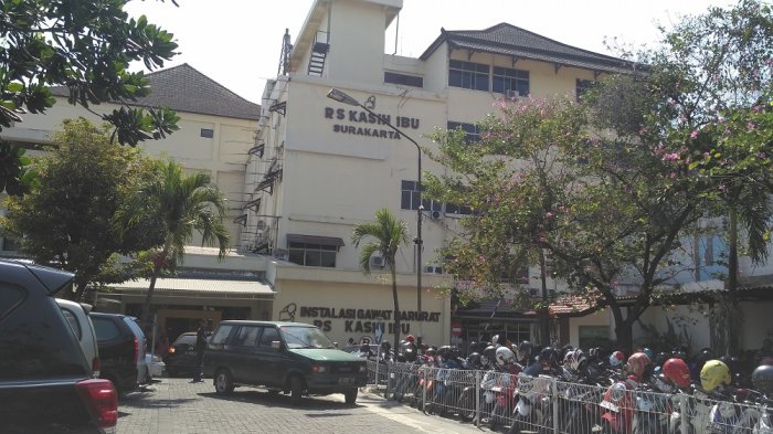 Bagian depan RS Kasih Ibu tempat dirawat ibu Jokowi, Sujiatmi Notomihardjo, Solo, Selasa (18/7/2017) siang.