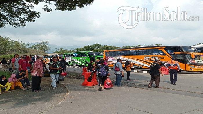 MUDIK LEBARAN - Pemberangkatan boro asal Wonogiri dengan program balik gratis di Terminal Giri Adipura Wonogiri, Minggu (8/5/2022) lalu.