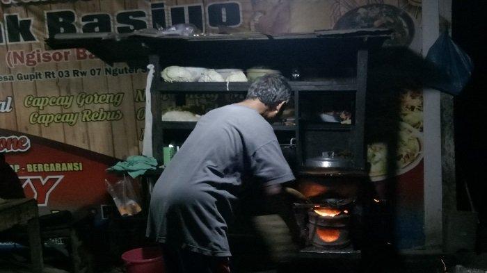 Basiyo saat memasak nasi goreng