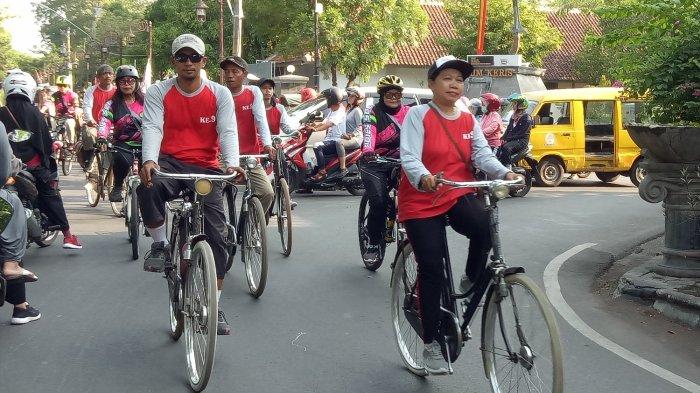 TREN BERSEPEDA DI SOLO. 3.000 pesepeda ikuti kegiatan Sepeda Nusantara yang dimulai dari Stadion Sriwedari Solo, Minggu (25/11/2018) lalu. Tren bersepeda di Solo makin menghilang pasca sempat merajai di era pandemi Covid-19. (TRIBUNSOLO.COM)