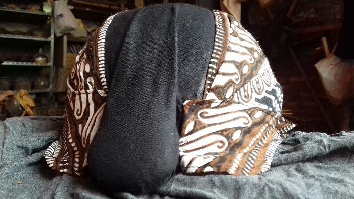 Blangkon Yogyakarta dengan mondolan bulat.