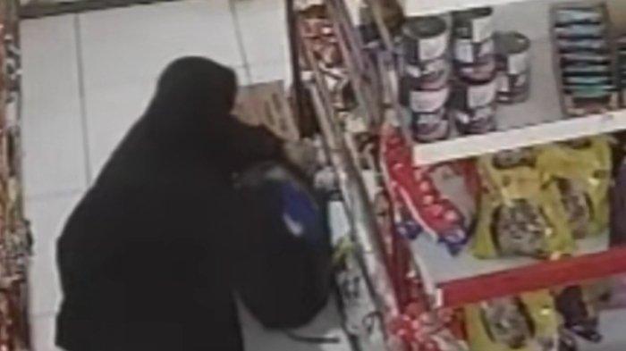 TEREKAM CCTV - Tangkapan layar rekaman cctv aksi pencurian di sebuah minimarket di Jamangati, Desa Karang, Kecamatan Karangpandan, Kabupaten Karanganyar. Polisi menyebut sudah mengantongi identitas pelaku.