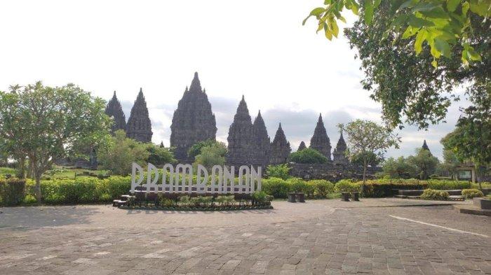 Suasana wisata Candi Prambanan. Ada sebuah patung KAWS raksasa berwarna pink di Candi Prambanan yang viral.