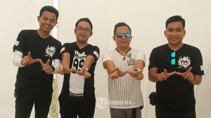 Grup Band Wali yang dikomandani Apoy