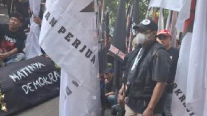 SIMPATISAN HASTO. Aksi demonstrasi yang digelar sejumlah simpatisan Sekjen PDI Perjuangan Hasto Kristiyanto, di depan gedung Pengadilan Negeri Jakarta Pusat, Jumat (25/7/2025). Ada banner sindiran rezim Mulyono.